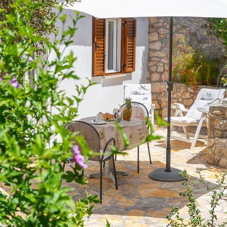 Apartments Jelena Supetar - Four Apartments - A Small House With A Private Yard - Two-Room Apartment With A Sea View - Studio Apartment - Two-Room Apartment With Garden View- Free Parking 외부 사진