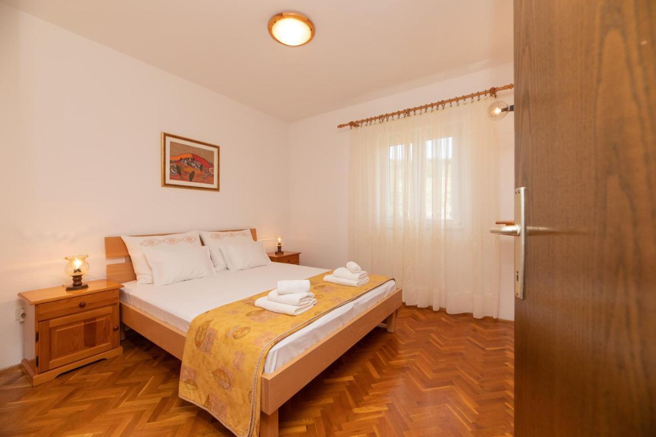 Apartments Jelena Supetar - Four Apartments - A Small House With A Private Yard - Two-Room Apartment With A Sea View - Studio Apartment - Two-Room Apartment With Garden View- Free Parking 외부 사진