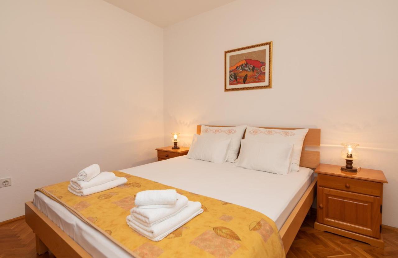 Apartments Jelena Supetar - Four Apartments - A Small House With A Private Yard - Two-Room Apartment With A Sea View - Studio Apartment - Two-Room Apartment With Garden View- Free Parking 외부 사진