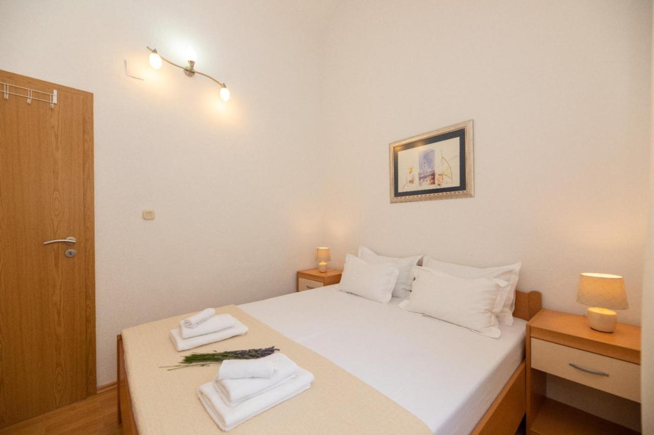 Apartments Jelena Supetar - Four Apartments - A Small House With A Private Yard - Two-Room Apartment With A Sea View - Studio Apartment - Two-Room Apartment With Garden View- Free Parking 외부 사진