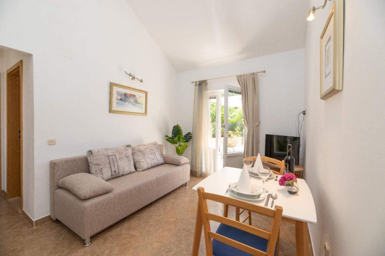 Apartments Jelena Supetar - Four Apartments - A Small House With A Private Yard - Two-Room Apartment With A Sea View - Studio Apartment - Two-Room Apartment With Garden View- Free Parking 외부 사진
