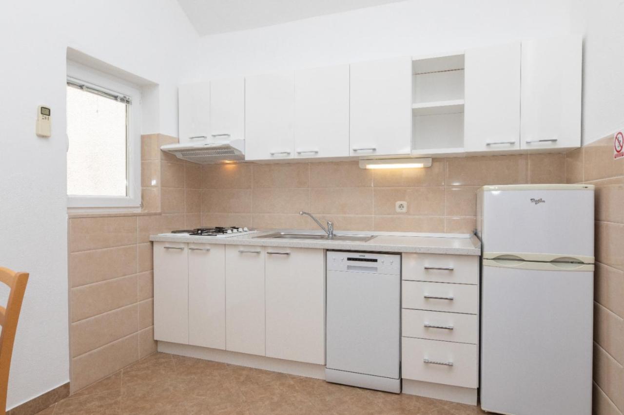 Apartments Jelena Supetar - Four Apartments - A Small House With A Private Yard - Two-Room Apartment With A Sea View - Studio Apartment - Two-Room Apartment With Garden View- Free Parking 외부 사진