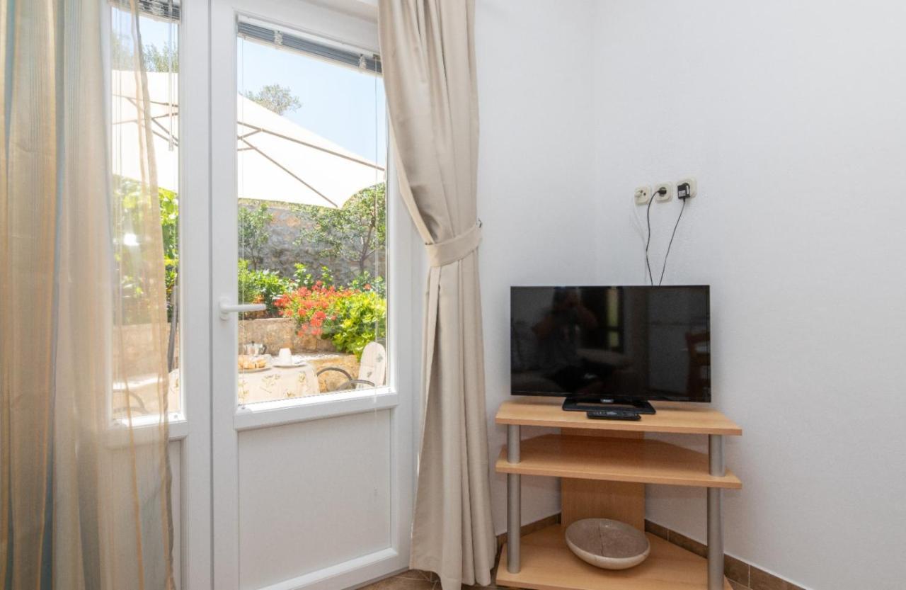 Apartments Jelena Supetar - Four Apartments - A Small House With A Private Yard - Two-Room Apartment With A Sea View - Studio Apartment - Two-Room Apartment With Garden View- Free Parking 외부 사진