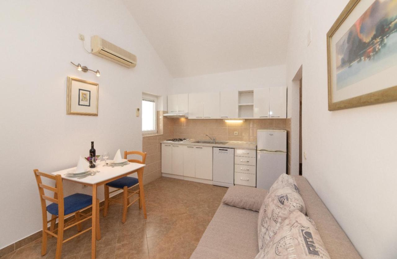 Apartments Jelena Supetar - Four Apartments - A Small House With A Private Yard - Two-Room Apartment With A Sea View - Studio Apartment - Two-Room Apartment With Garden View- Free Parking 외부 사진