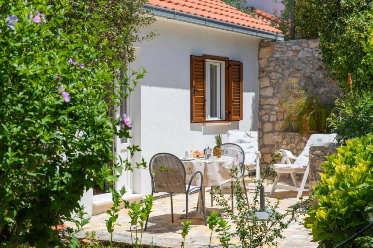 Apartments Jelena Supetar - Four Apartments - A Small House With A Private Yard - Two-Room Apartment With A Sea View - Studio Apartment - Two-Room Apartment With Garden View- Free Parking 외부 사진