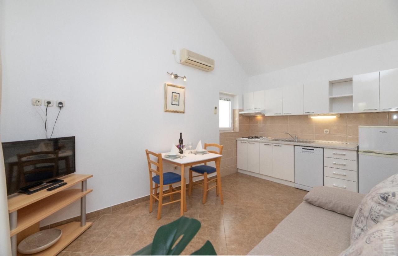 Apartments Jelena Supetar - Four Apartments - A Small House With A Private Yard - Two-Room Apartment With A Sea View - Studio Apartment - Two-Room Apartment With Garden View- Free Parking 외부 사진