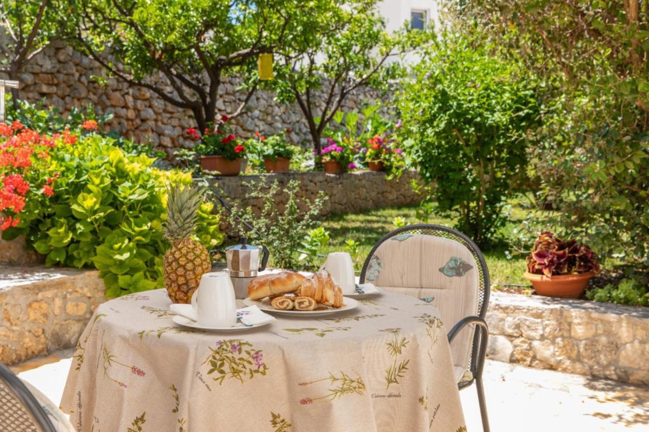 Apartments Jelena Supetar - Four Apartments - A Small House With A Private Yard - Two-Room Apartment With A Sea View - Studio Apartment - Two-Room Apartment With Garden View- Free Parking 외부 사진
