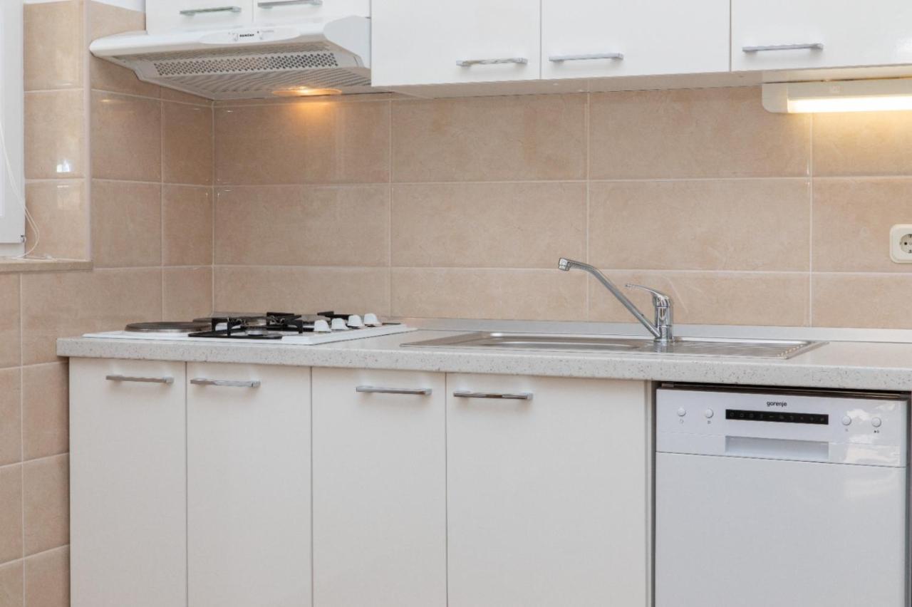 Apartments Jelena Supetar - Four Apartments - A Small House With A Private Yard - Two-Room Apartment With A Sea View - Studio Apartment - Two-Room Apartment With Garden View- Free Parking 외부 사진