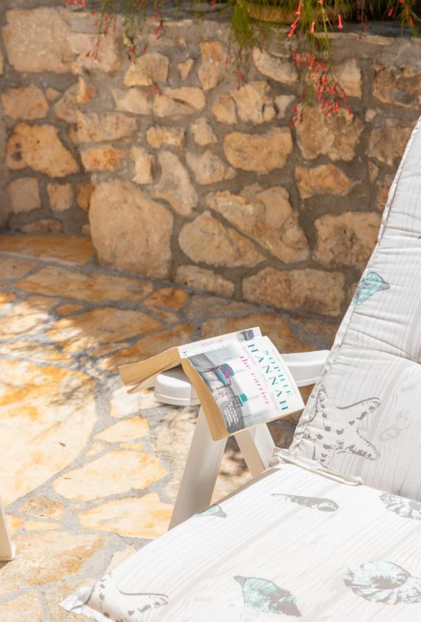 Apartments Jelena Supetar - Four Apartments - A Small House With A Private Yard - Two-Room Apartment With A Sea View - Studio Apartment - Two-Room Apartment With Garden View- Free Parking 외부 사진