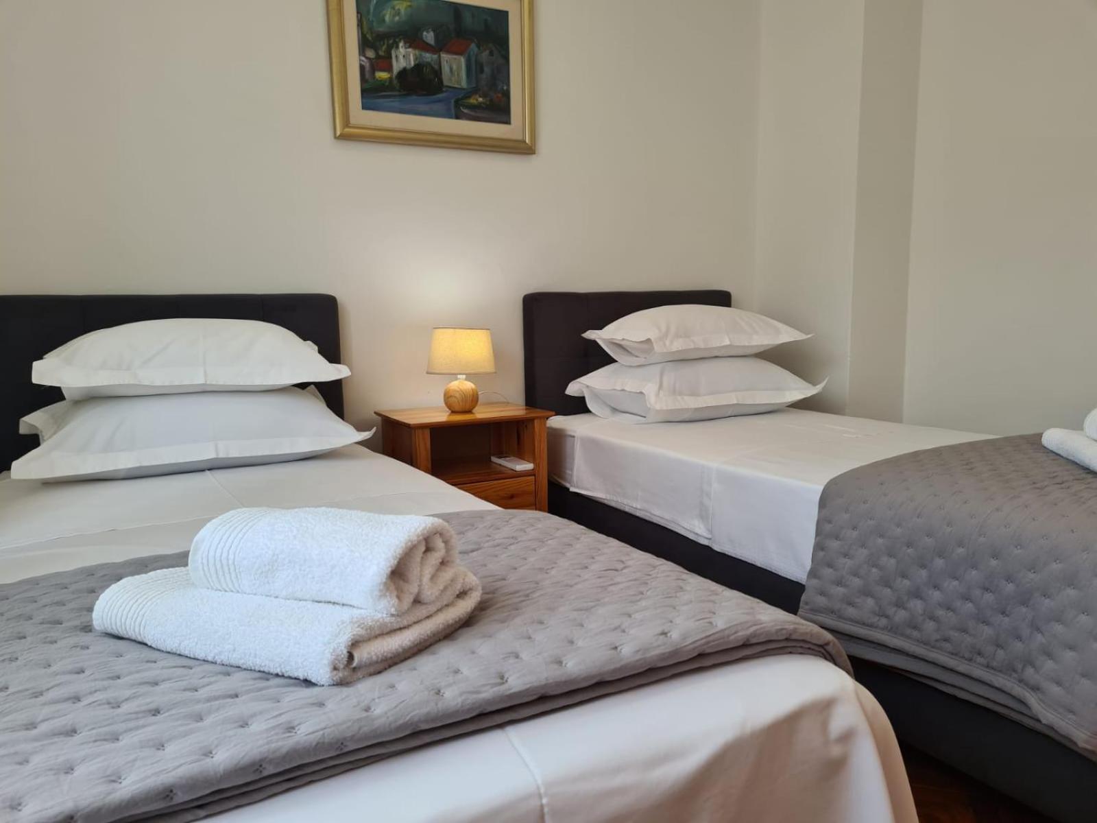 Apartments Jelena Supetar - Four Apartments - A Small House With A Private Yard - Two-Room Apartment With A Sea View - Studio Apartment - Two-Room Apartment With Garden View- Free Parking 외부 사진