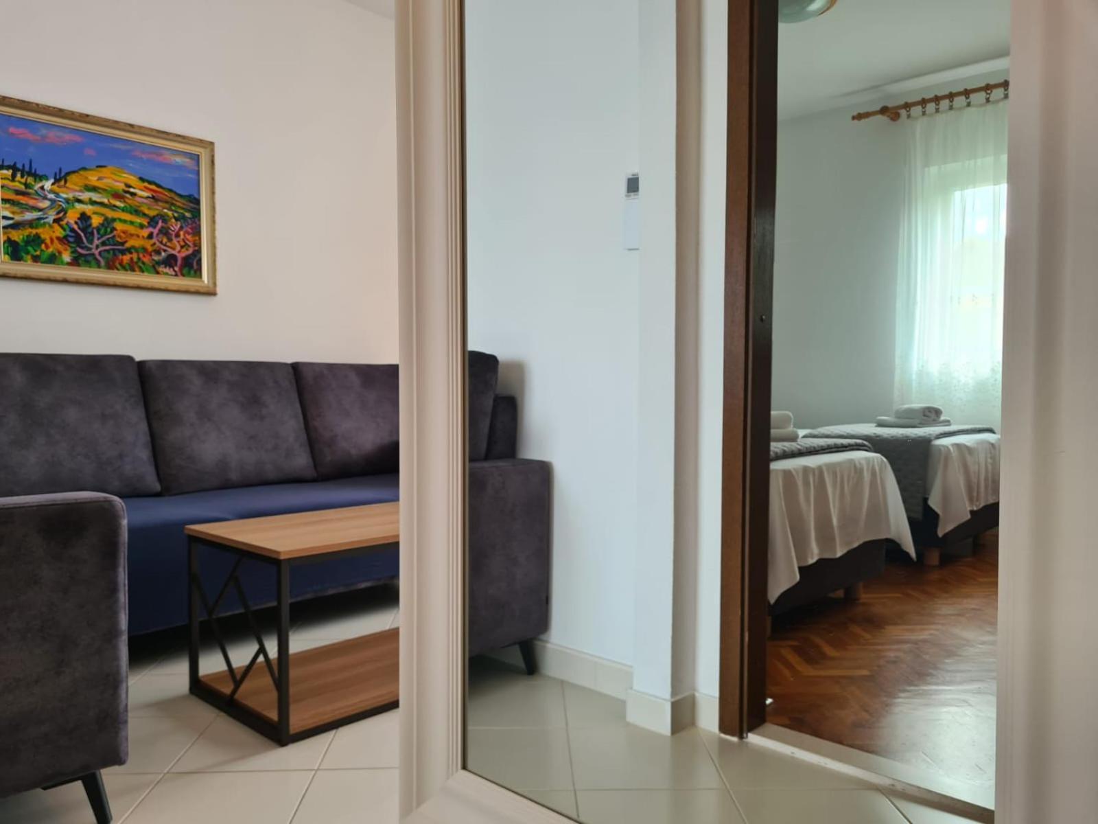 Apartments Jelena Supetar - Four Apartments - A Small House With A Private Yard - Two-Room Apartment With A Sea View - Studio Apartment - Two-Room Apartment With Garden View- Free Parking 외부 사진
