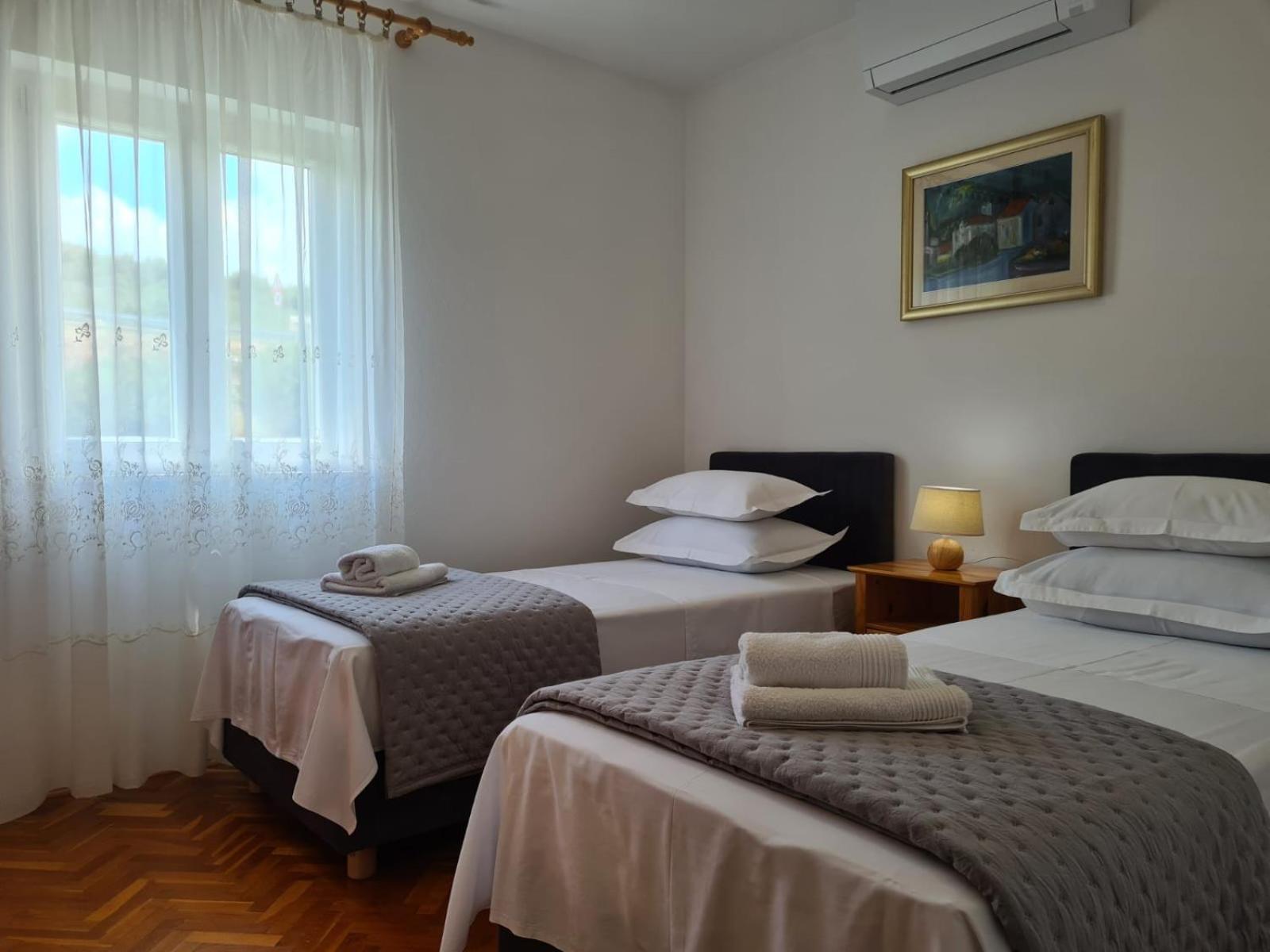 Apartments Jelena Supetar - Four Apartments - A Small House With A Private Yard - Two-Room Apartment With A Sea View - Studio Apartment - Two-Room Apartment With Garden View- Free Parking 외부 사진