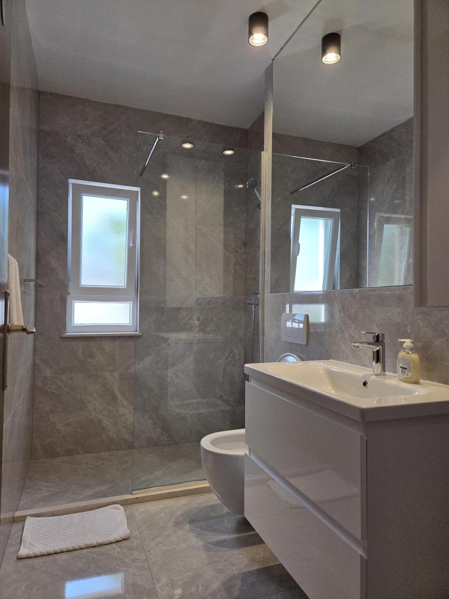 Apartments Jelena Supetar - Four Apartments - A Small House With A Private Yard - Two-Room Apartment With A Sea View - Studio Apartment - Two-Room Apartment With Garden View- Free Parking 외부 사진