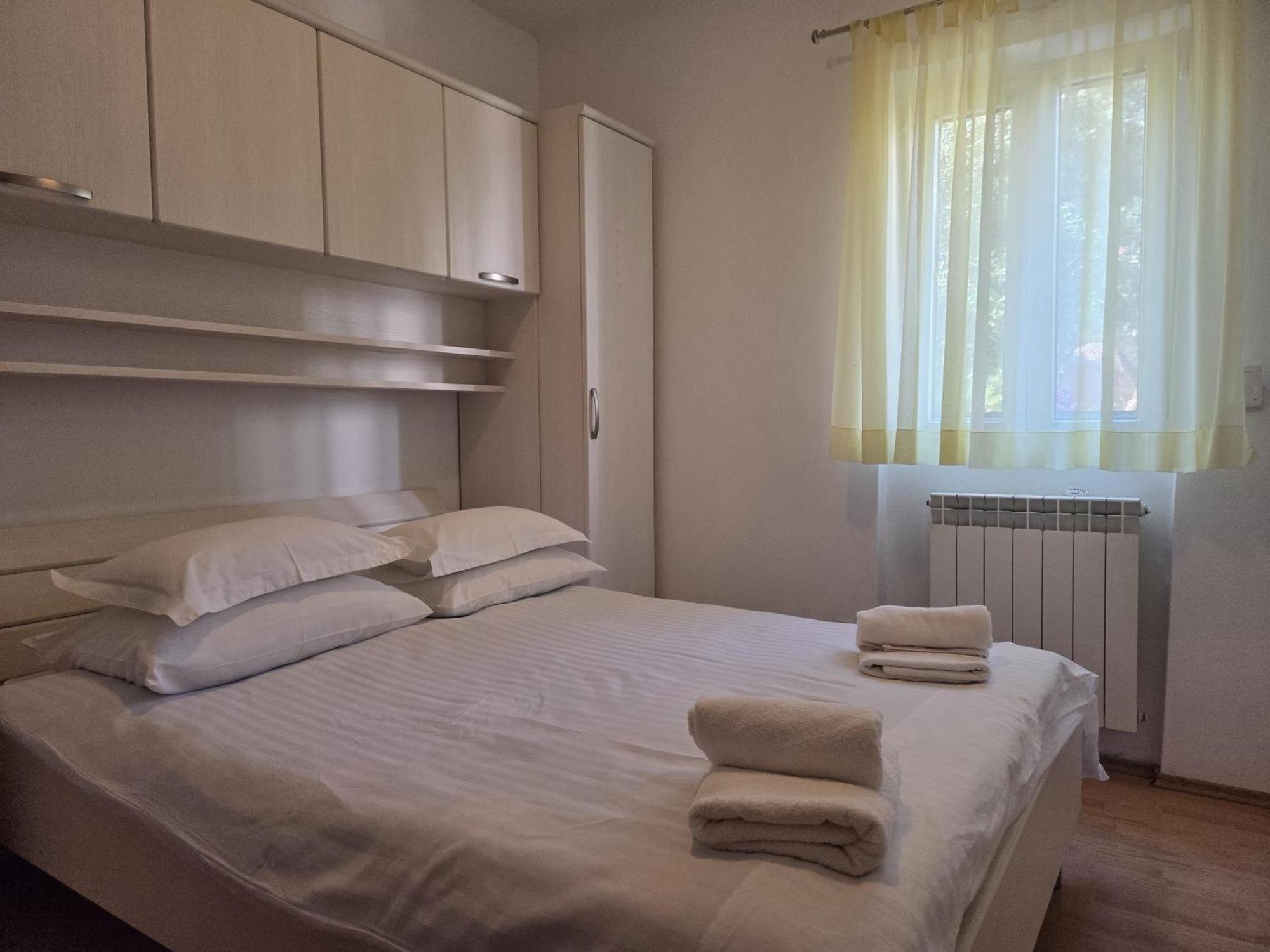 Apartments Jelena Supetar - Four Apartments - A Small House With A Private Yard - Two-Room Apartment With A Sea View - Studio Apartment - Two-Room Apartment With Garden View- Free Parking 외부 사진