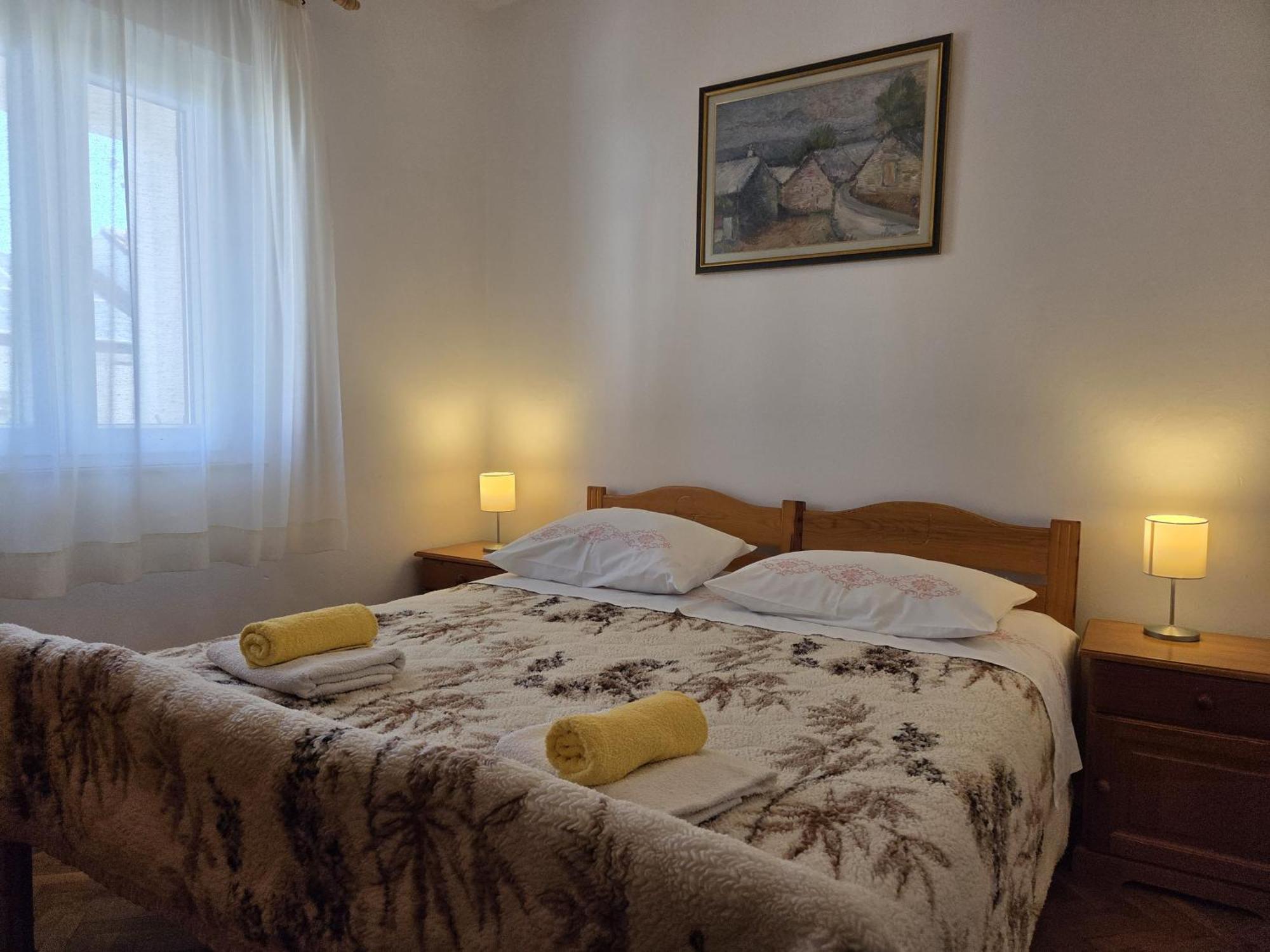 Apartments Jelena Supetar - Four Apartments - A Small House With A Private Yard - Two-Room Apartment With A Sea View - Studio Apartment - Two-Room Apartment With Garden View- Free Parking 외부 사진