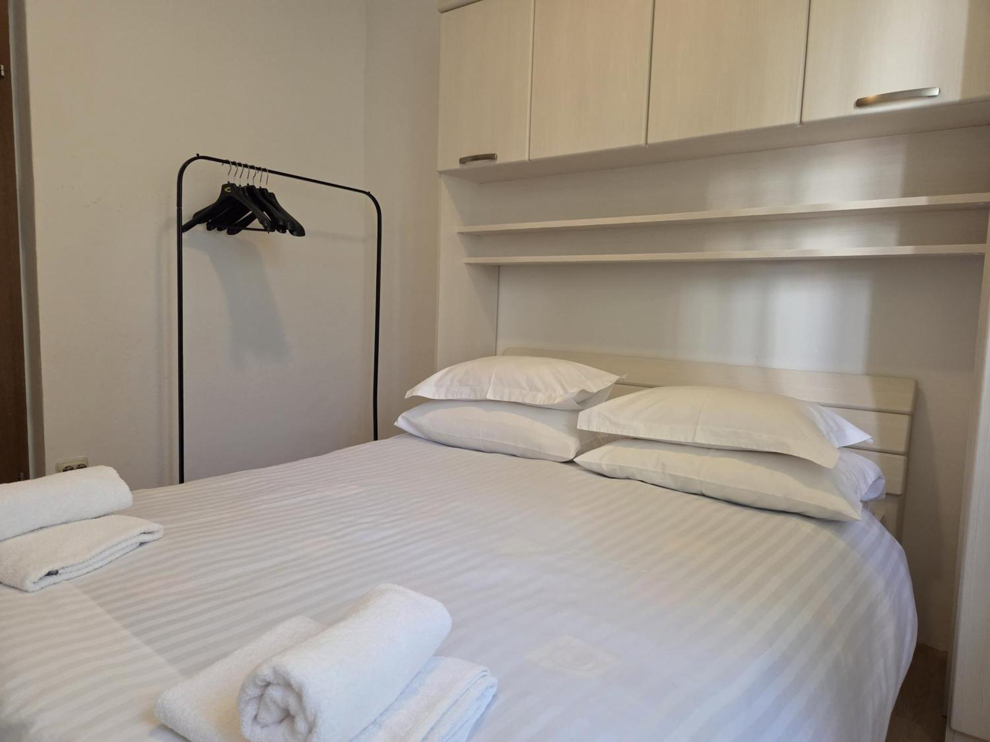 Apartments Jelena Supetar - Four Apartments - A Small House With A Private Yard - Two-Room Apartment With A Sea View - Studio Apartment - Two-Room Apartment With Garden View- Free Parking 외부 사진