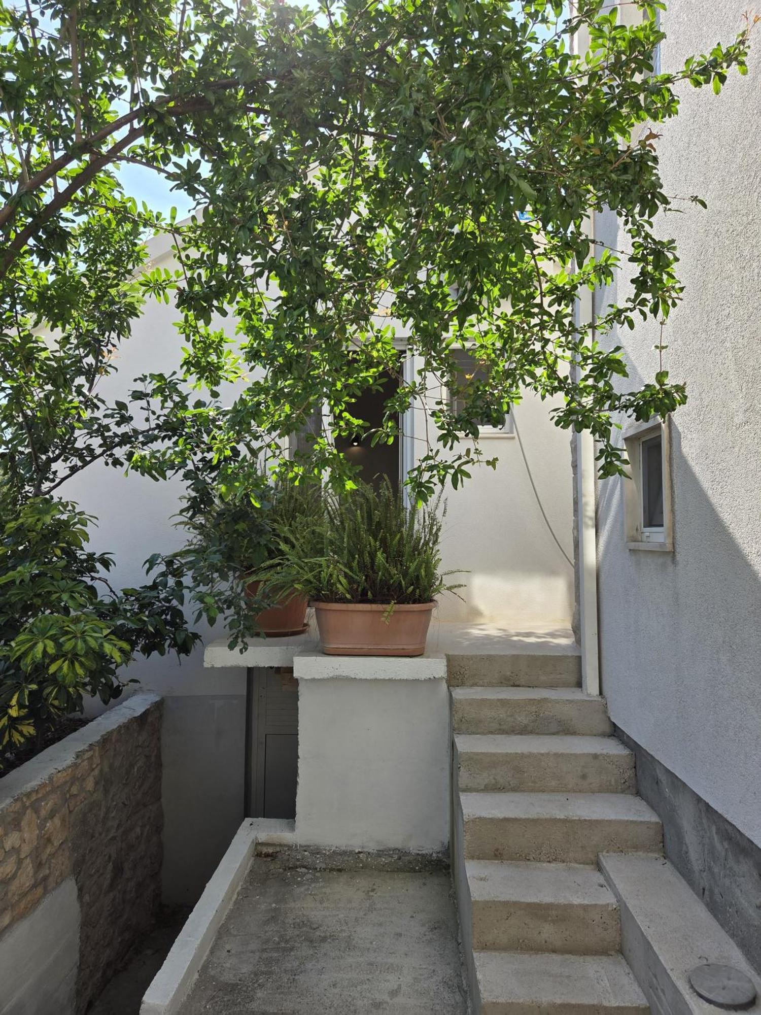 Apartments Jelena Supetar - Four Apartments - A Small House With A Private Yard - Two-Room Apartment With A Sea View - Studio Apartment - Two-Room Apartment With Garden View- Free Parking 외부 사진