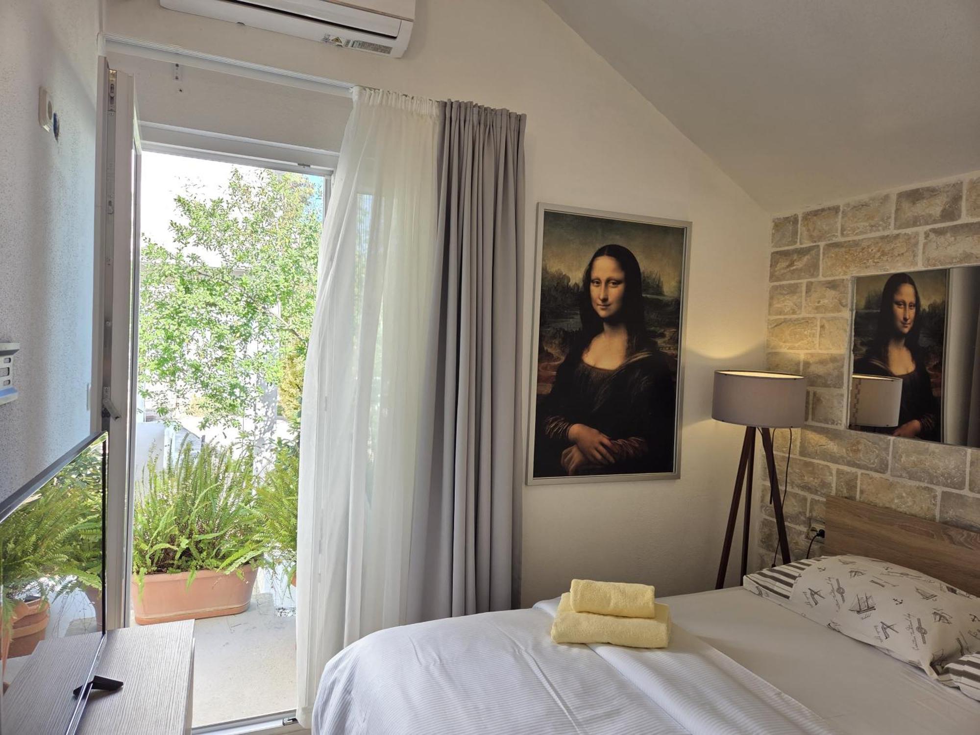 Apartments Jelena Supetar - Four Apartments - A Small House With A Private Yard - Two-Room Apartment With A Sea View - Studio Apartment - Two-Room Apartment With Garden View- Free Parking 외부 사진