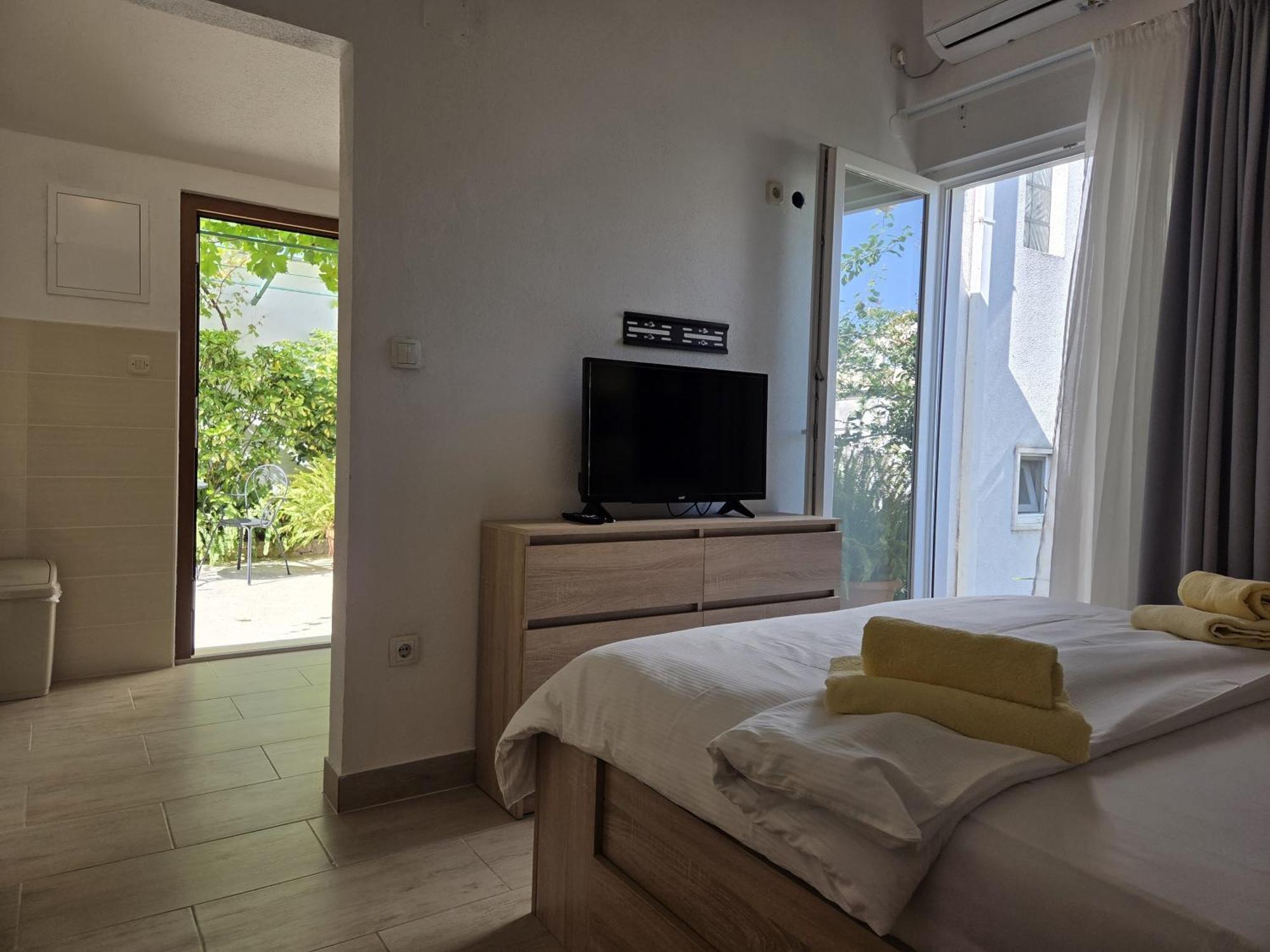 Apartments Jelena Supetar - Four Apartments - A Small House With A Private Yard - Two-Room Apartment With A Sea View - Studio Apartment - Two-Room Apartment With Garden View- Free Parking 외부 사진
