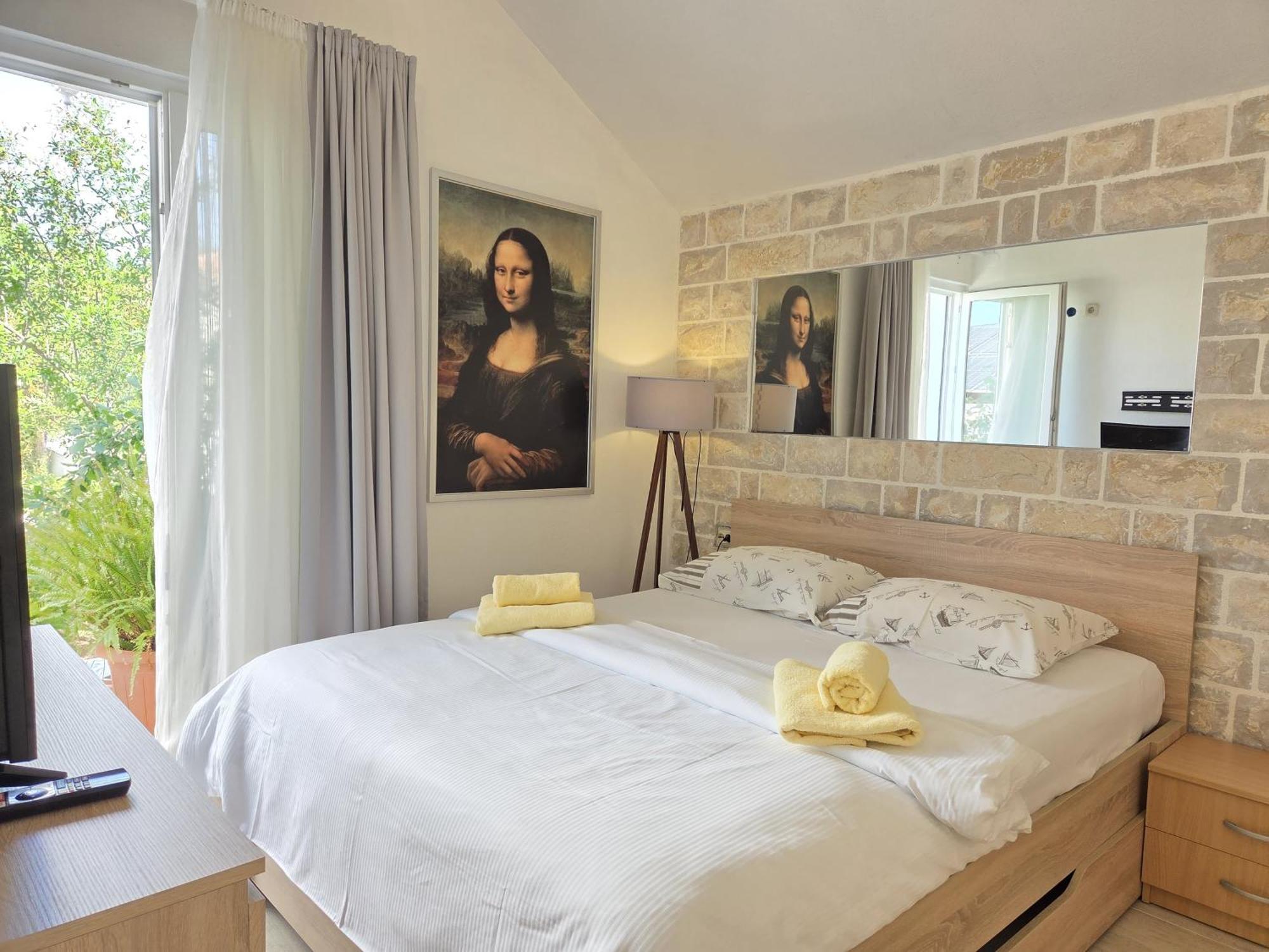 Apartments Jelena Supetar - Four Apartments - A Small House With A Private Yard - Two-Room Apartment With A Sea View - Studio Apartment - Two-Room Apartment With Garden View- Free Parking 외부 사진