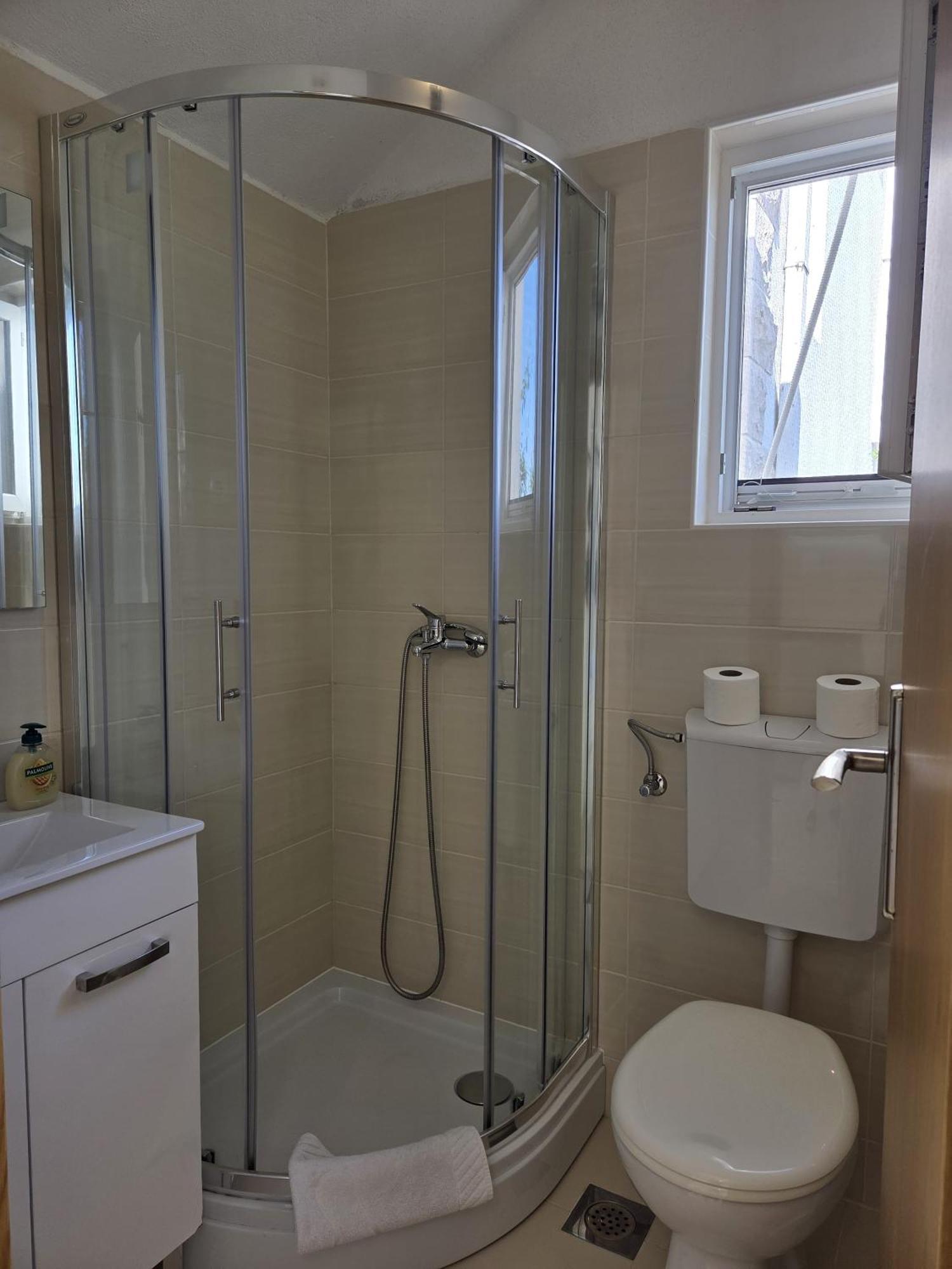 Apartments Jelena Supetar - Four Apartments - A Small House With A Private Yard - Two-Room Apartment With A Sea View - Studio Apartment - Two-Room Apartment With Garden View- Free Parking 외부 사진