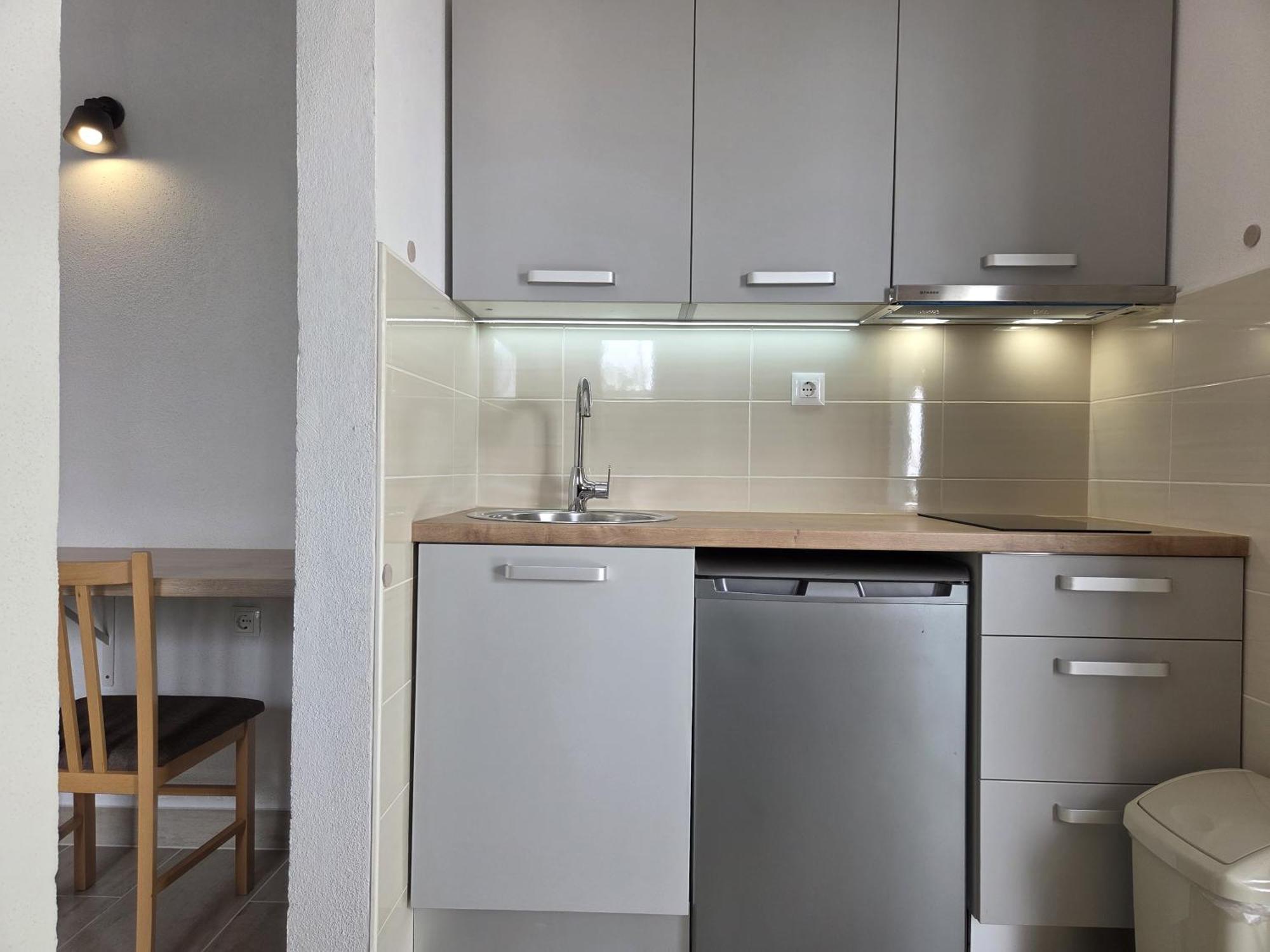 Apartments Jelena Supetar - Four Apartments - A Small House With A Private Yard - Two-Room Apartment With A Sea View - Studio Apartment - Two-Room Apartment With Garden View- Free Parking 외부 사진